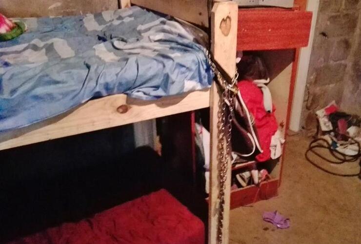 El lugar. La cama donde la adolescente era sujetada por su madre con una cadena. Foto: @maxiraimondi