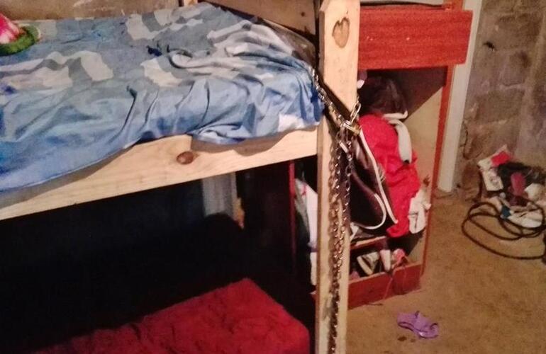 El lugar. La cama donde la adolescente era sujetada por su madre con una cadena. Foto: @maxiraimondi