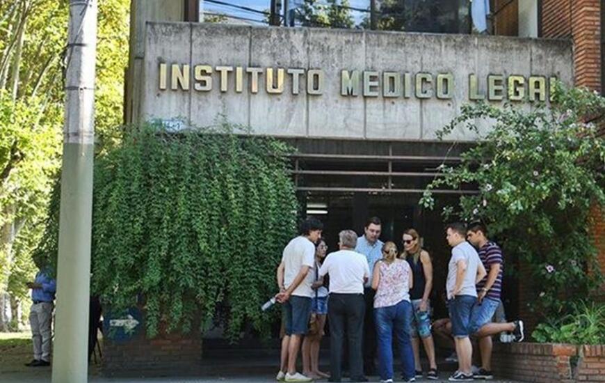 Familiares de las v&iacute;ctimas esperan para reconocer los cuerpos de los fallecidos. Foto: Alan Monz&oacute;n/Rosario3.com