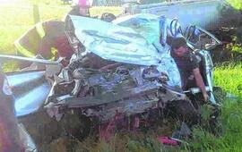 Destrozado. En la ruta 11, en el departamento San Justo, un cami&oacute;n choc&oacute; a un auto Suran, murieron 3 personas . Foto: Diario Uno