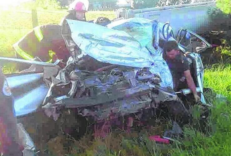 Destrozado. En la ruta 11, en el departamento San Justo, un camión chocó a un auto Suran, murieron 3 personas . Foto: Diario Uno