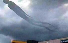 Imagen de Misterio por una extra&ntilde;a sombra humana en el cielo