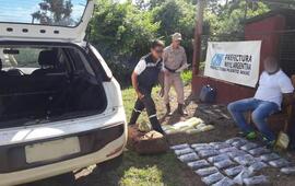 Paso fronterizo. El conductor de la embarcaci&oacute;n qued&oacute; detenido luego de que encontraran coca&iacute;na oculta en el tanque de combustible del autom&oacute;vil. Foto: Ministerio de Seguridad
