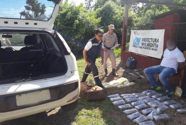 Paso fronterizo. El conductor de la embarcación quedó detenido luego de que encontraran cocaína oculta en el tanque de combustible del automóvil. Foto: Ministerio de Seguridad