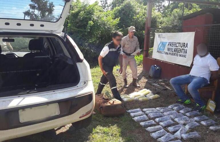 Paso fronterizo. El conductor de la embarcación quedó detenido luego de que encontraran cocaína oculta en el tanque de combustible del automóvil. Foto: Ministerio de Seguridad