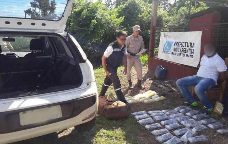 Paso fronterizo. El conductor de la embarcación quedó detenido luego de que encontraran cocaína oculta en el tanque de combustible del automóvil. Foto: Ministerio de Seguridad