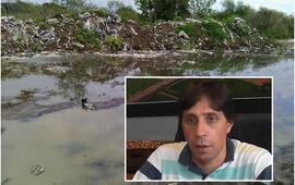 En la foto. Una imagen de la planta tomada por Fighiera Basta de Contaminación y publicada hoy en facebook; y por el otro lado el presidente comunal Rodolfo Stangoni.