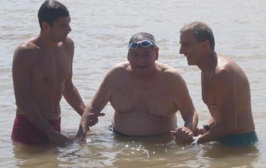 Imagen de Tiene 97 a&ntilde;os y est&aacute; entrenando para participar de la experiencia junto a "Los Tiburones"