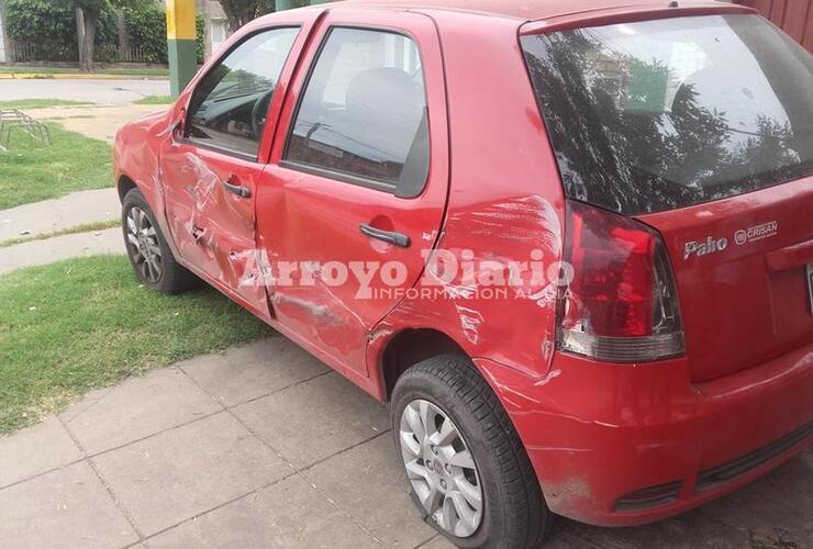 Imagen de Salió y se encontró con su auto chocado