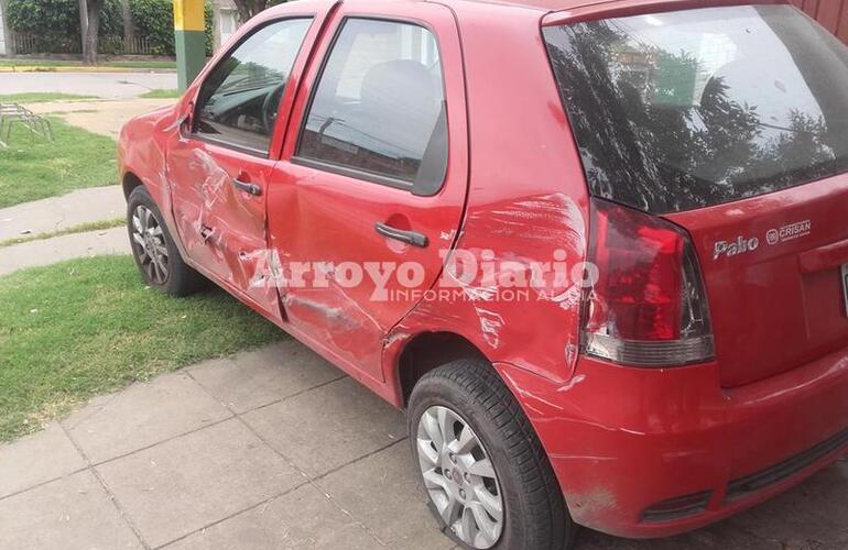 Imagen de Salió y se encontró con su auto chocado