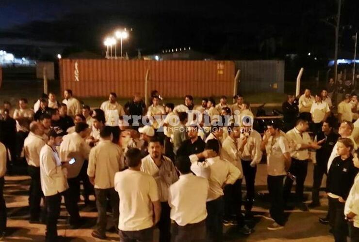 Los trabajadores ayer lunes en la planta. Foto: Gentileza Leo Cabrera