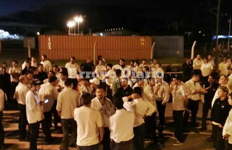 Los trabajadores ayer lunes en la planta. Foto: Gentileza Leo Cabrera