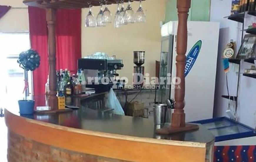 Por el frente. Los ladrones ingresaron a la sede de San Mart&iacute;n y Roque S&aacute;enz Pe&ntilde;a violentando las puertas que dan a la calle. Foto: Gentileza Maximiliano Pascual.