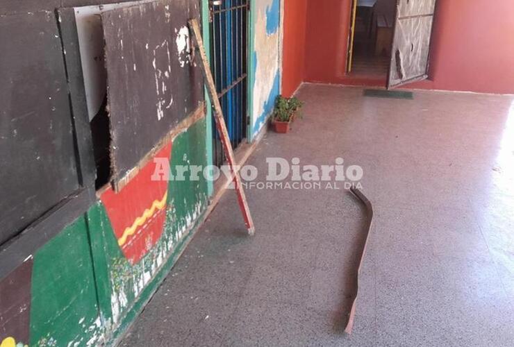 En el piso. Tras los daños ocasionados, los ladrones dejaron tirada una barreta que utilizaron durante su ingreso a la escuela.