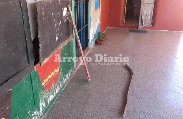 En el piso. Tras los daños ocasionados, los ladrones dejaron tirada una barreta que utilizaron durante su ingreso a la escuela.