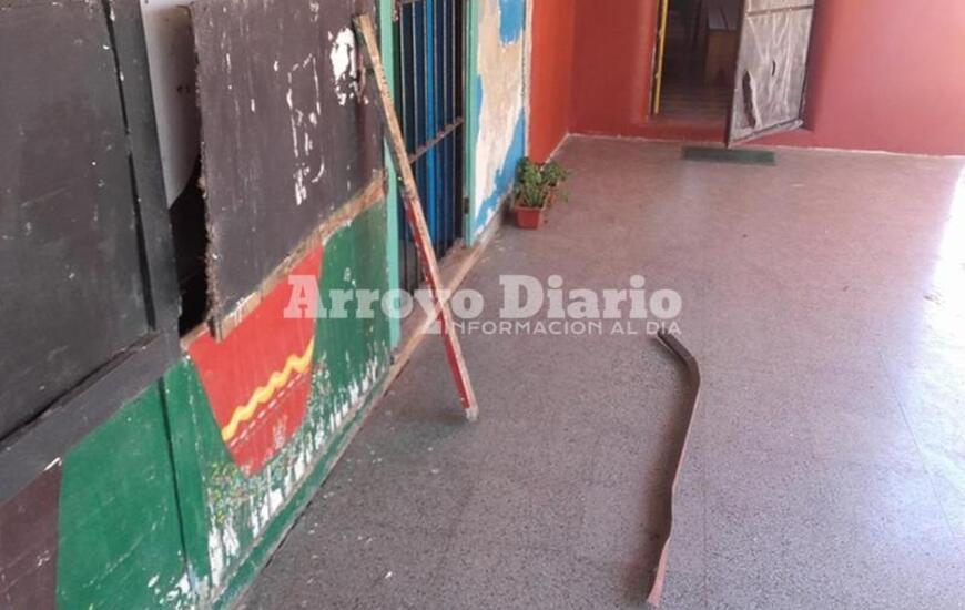 En el piso. Tras los da&ntilde;os ocasionados, los ladrones dejaron tirada una barreta que utilizaron durante su ingreso a la escuela.
