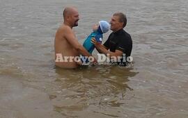 Emocionante. La llegada a la costa del primero de los "tiburoncitos". Foto: Gentileza Leo Cabrera