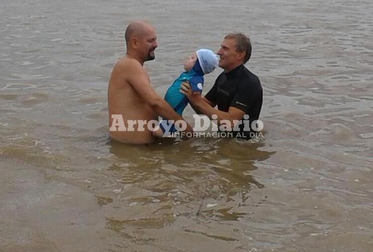 Emocionante. La llegada a la costa del primero de los "tiburoncitos". Foto: Gentileza Leo Cabrera