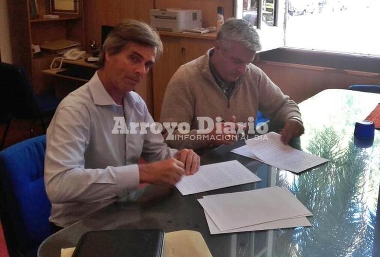 En la municipalidad. La firma del convenio se efectuó en el despacho del intendente Esper.