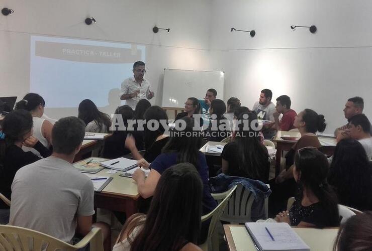 Primer lunes. En el día de hoy se desarrollaba en la Biblio la primera clase.