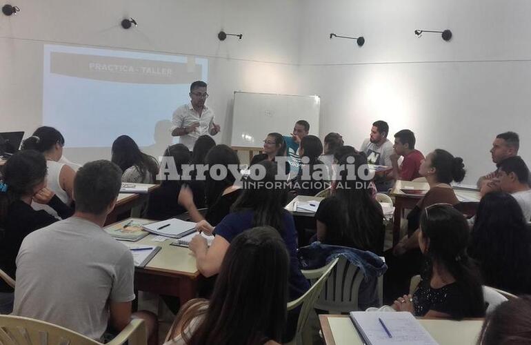 Primer lunes. En el día de hoy se desarrollaba en la Biblio la primera clase.