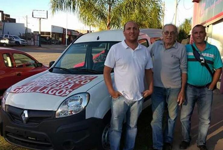 En la foto: Alexis Sciacca y dos de los integrantes de la Comisión Directiva como son Miguel Saltaleggio y Julio Argutti.