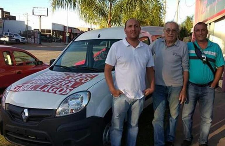 En la foto: Alexis Sciacca y dos de los integrantes de la Comisión Directiva como son Miguel Saltaleggio y Julio Argutti.