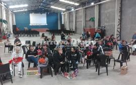 Desde temprano. Vecinos y sus mascotas esperaban su turno mientras se llevaban a cabo las castraciones.