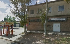 Imagen de Sali&oacute; a defender a un alumno y desat&oacute; un tiroteo frente a una escuela en Villa Gobernador G&aacute;lvez