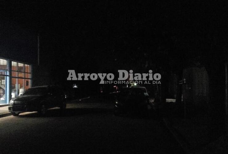 Imagen de Una boca de lobo: sin luz sobre calle 9 de Julio