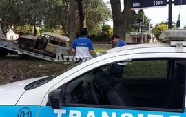 Sobre el trabajo. Con ayuda de una grúa fueron retirando a los vehículos estacionados y abandonados sobre calle Independencia.