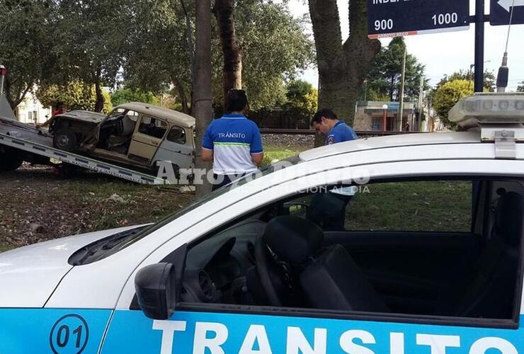 Sobre el trabajo. Con ayuda de una grúa fueron retirando a los vehículos estacionados y abandonados sobre calle Independencia.