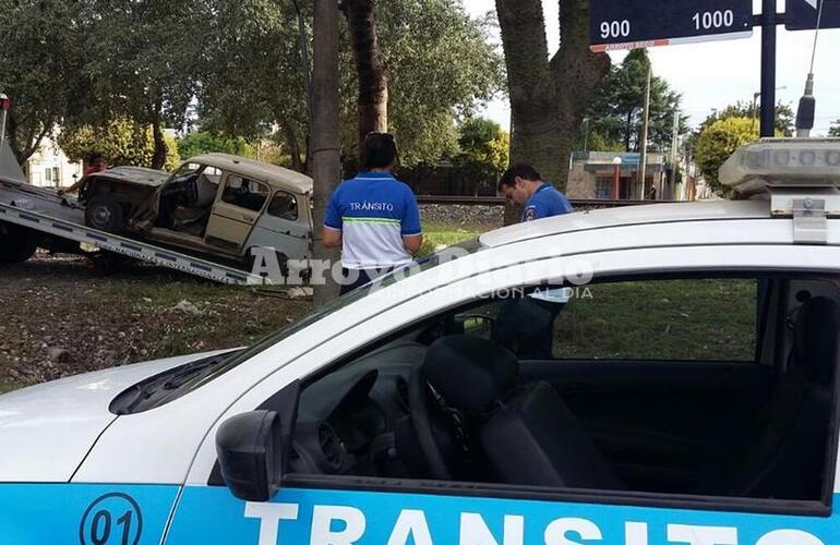 Sobre el trabajo. Con ayuda de una grúa fueron retirando a los vehículos estacionados y abandonados sobre calle Independencia.