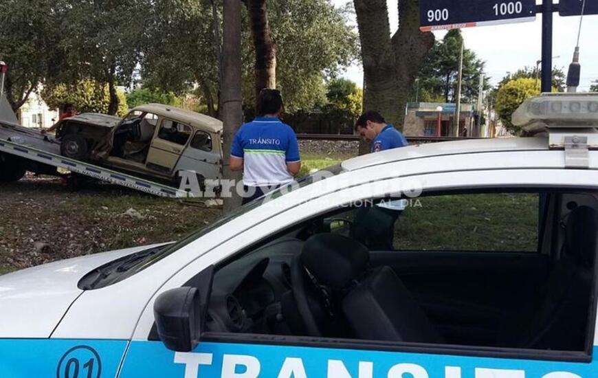Sobre el trabajo. Con ayuda de una gr&uacute;a fueron retirando a los veh&iacute;culos estacionados y abandonados sobre calle Independencia.