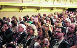 Tregua. Balagué en la platea del teatro El Círculo escuchando, junto a mil maestros a Ferreiro. Foto: Héctor Río