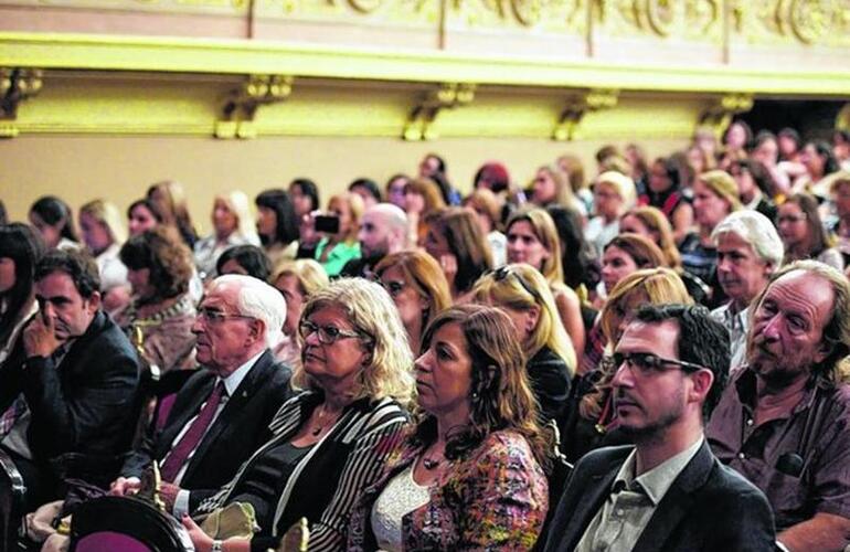 Tregua. Balagué en la platea del teatro El Círculo escuchando, junto a mil maestros a Ferreiro. Foto: Héctor Río