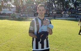 Diego Altamura con uno de sus afectos en brazos. Cuatro Goles ante Riberas.