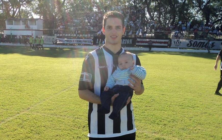 Diego Altamura con uno de sus afectos en brazos. Cuatro Goles ante Riberas.