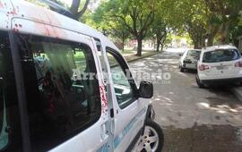 Impactante. Los vecinos fueron los primeros que asistieron a la accidentada y enderezaron al veh&iacute;culo.