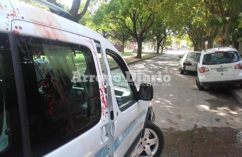 Impactante. Los vecinos fueron los primeros que asistieron a la accidentada y enderezaron al vehículo.