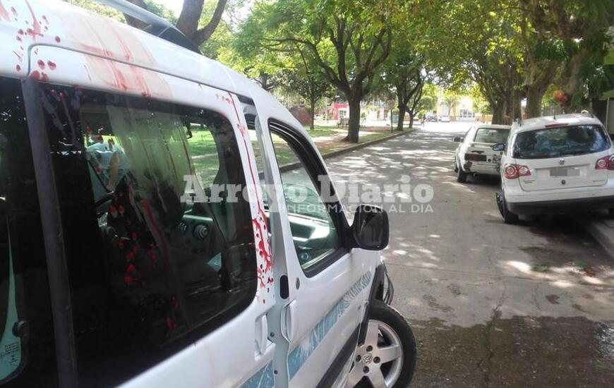 Impactante. Los vecinos fueron los primeros que asistieron a la accidentada y enderezaron al vehículo.