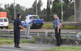 Uniformados en la escena de la emboscada. Se buscaba a los autores. Foto: Juan Jos&eacute; Garc&iacute;a.