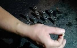 Impresionante. Un vecino colecta los casquillos en el lugar de la balacera.