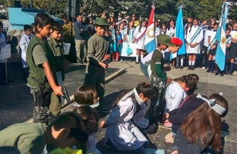 Imagen de Video polémico: Alumnos recreando los fusilamientos de la dictadura en un acto escolar