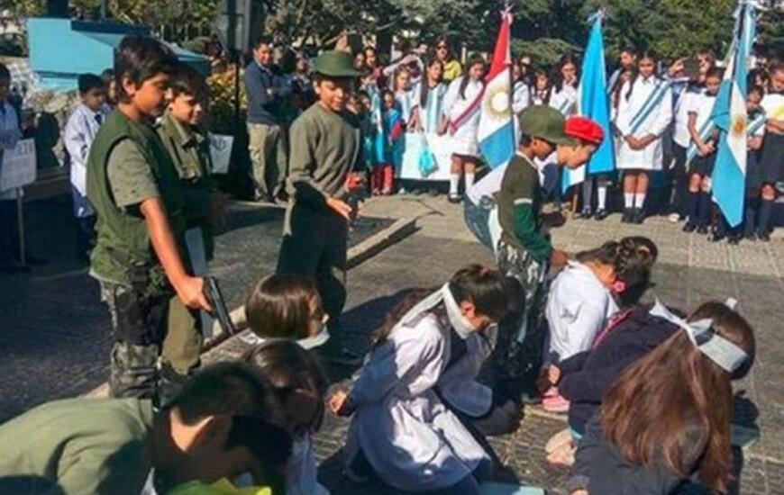 Imagen de Video pol&eacute;mico: Alumnos recreando los fusilamientos de la dictadura en un acto escolar