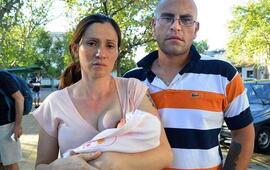 Carina Di Marco, mamá de Florencia, y su pareja, Lucas Matías Gómez, padrastro de la nena quien está detenido por el crimen de la nena. Foto: Agencia