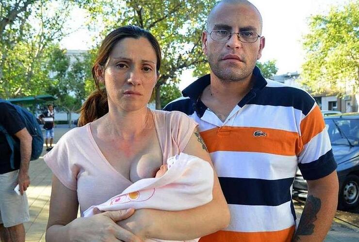 Carina Di Marco, mamá de Florencia, y su pareja, Lucas Matías Gómez, padrastro de la nena quien está detenido por el crimen de la nena. Foto: Agencia