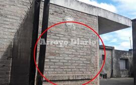 Medida extrema pero necesaria. La vecina decidió bloquear el paso de los ladrones cerrando con material una de las ventanas de su casa.