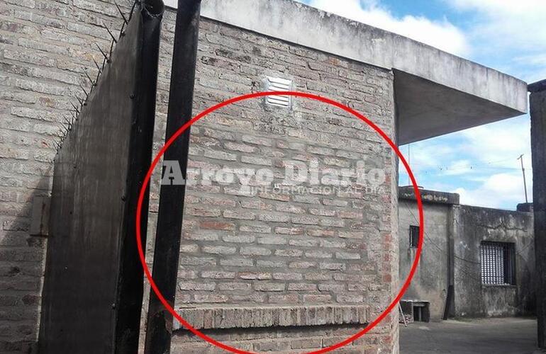 Medida extrema pero necesaria. La vecina decidió bloquear el paso de los ladrones cerrando con material una de las ventanas de su casa. Medida extrema pero necesaria. La vecina decidió bloquear el paso de los ladrones cerrando con material una de las ventanas de su casa.