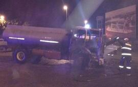 El camión tanque que protagonizó el accidente fue prendido fuego y los bomberos debieron apagarlo.